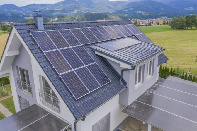 Con fotovoltaico su 30% tetti soddisfatto fabbisogno elettrico residenziale italiano